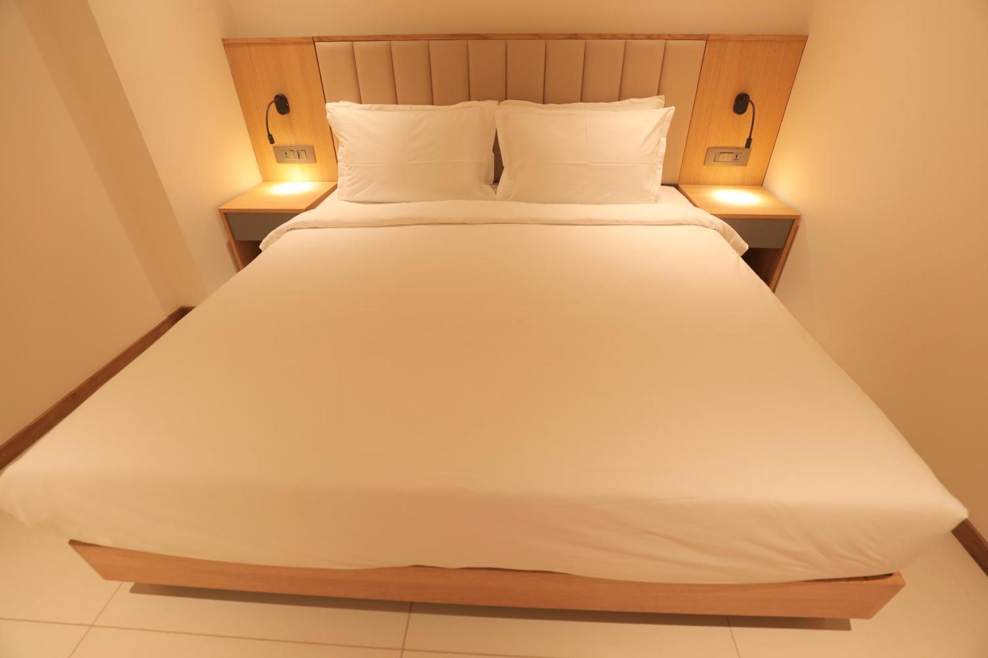 The World Surat Hotel Bagian luar foto