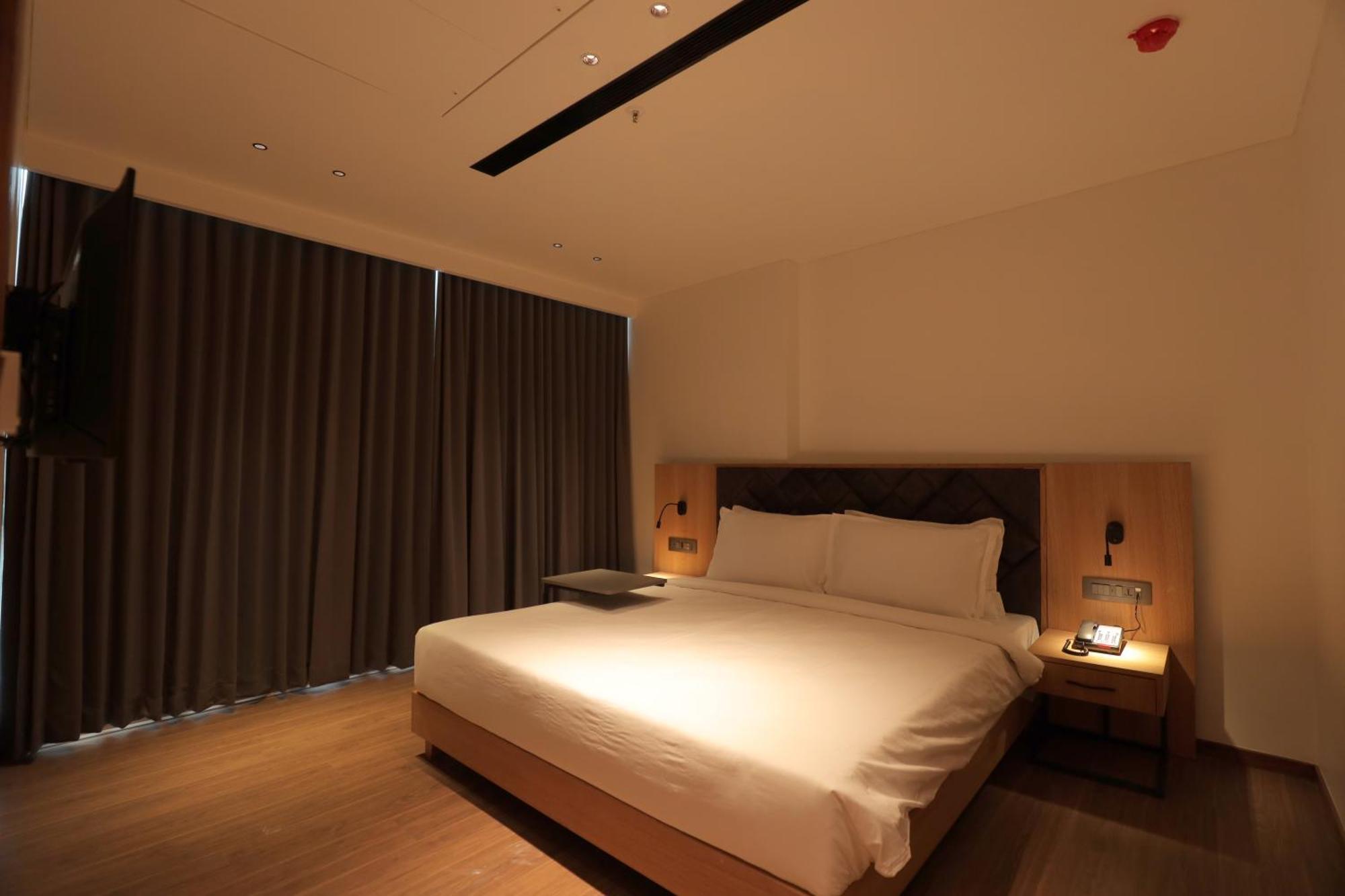The World Surat Hotel Bagian luar foto