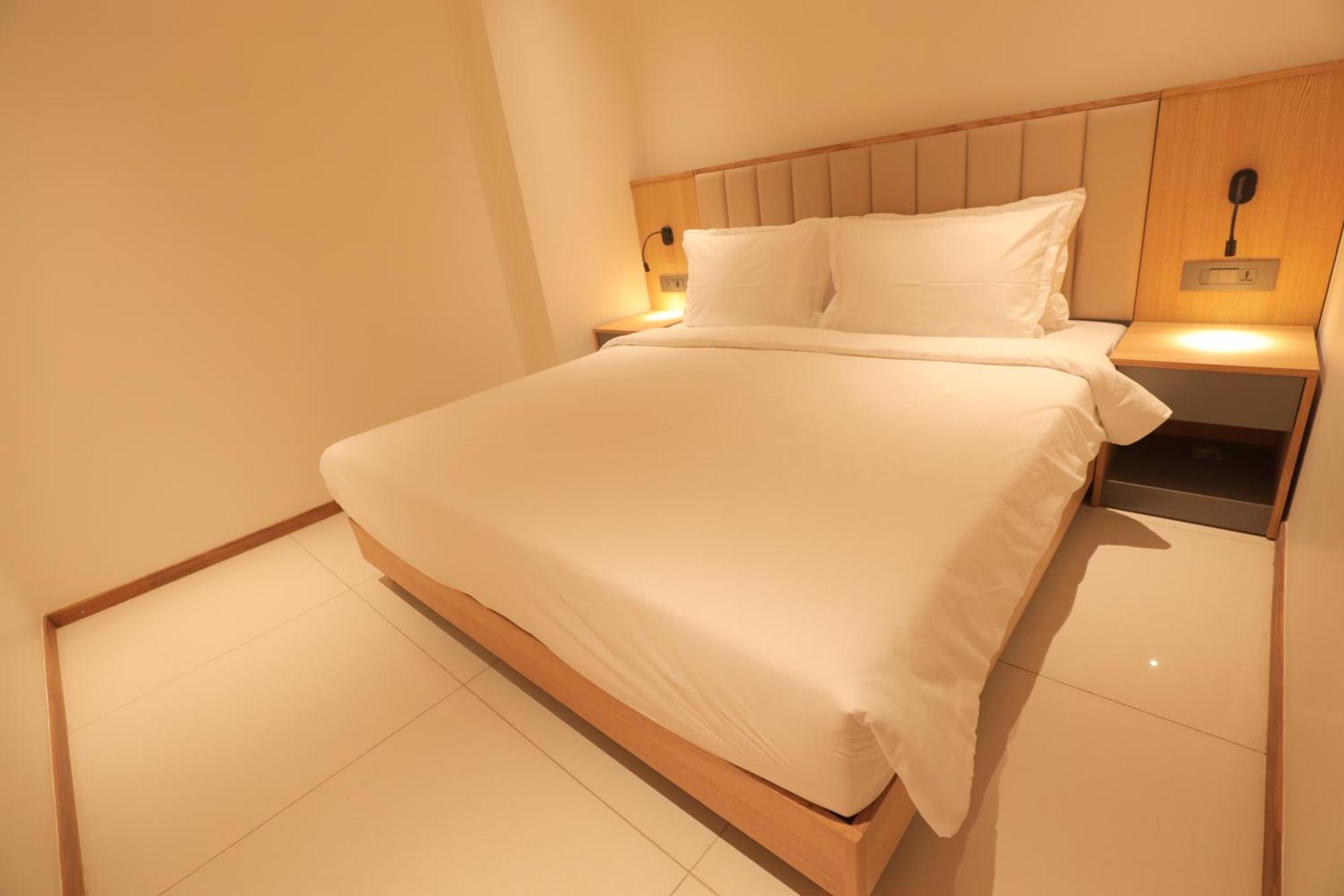 The World Surat Hotel Bagian luar foto