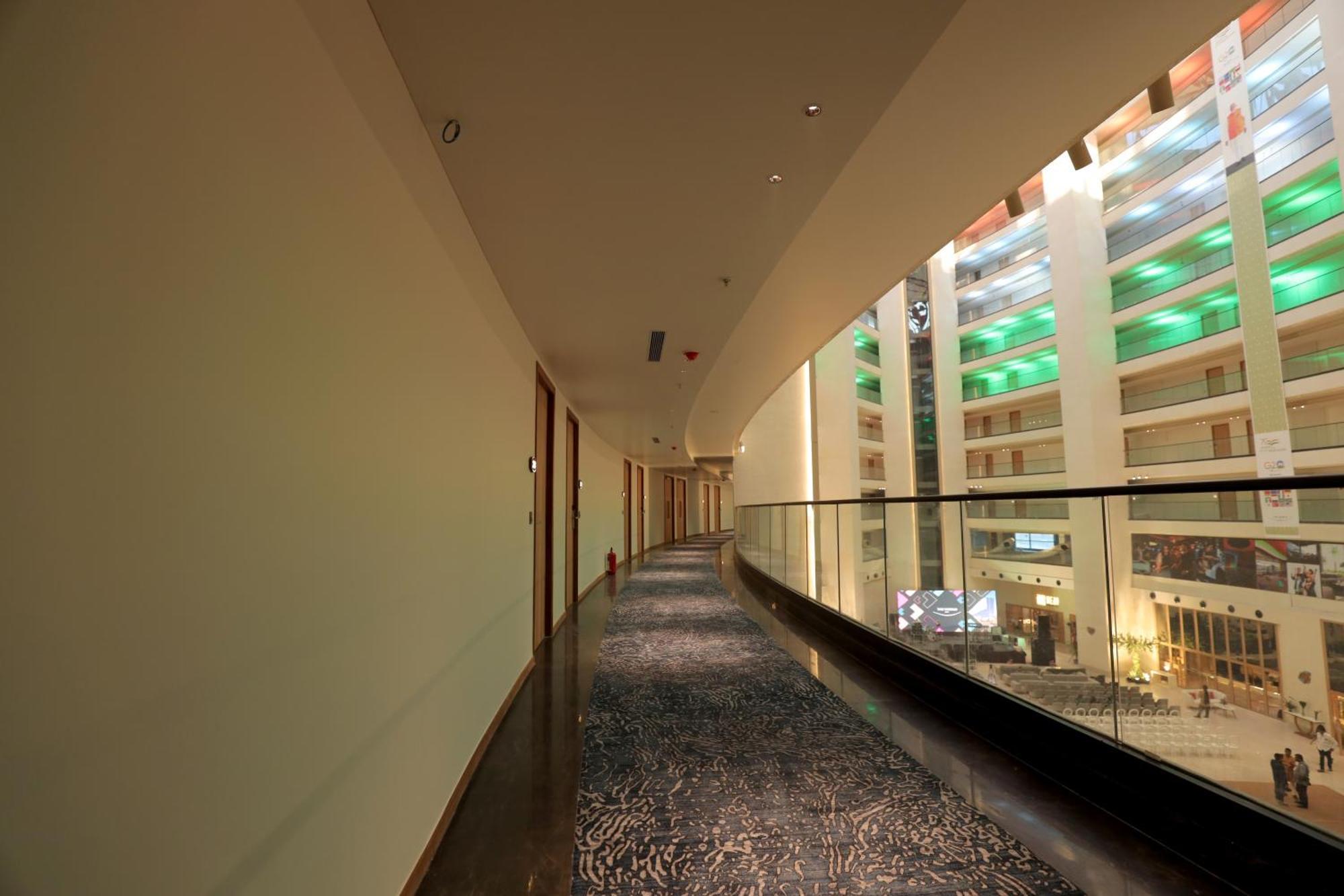 The World Surat Hotel Bagian luar foto