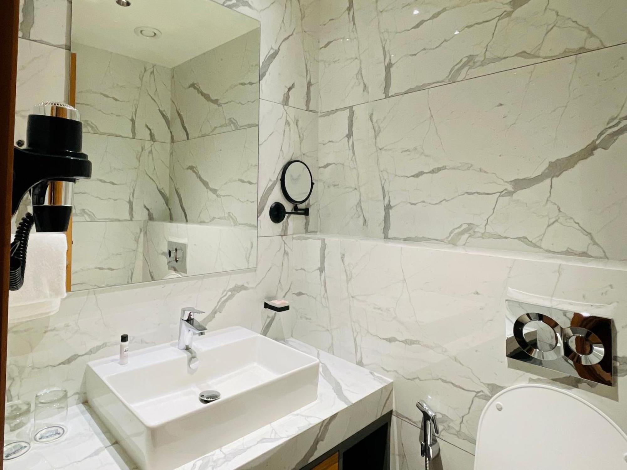The World Surat Hotel Bagian luar foto