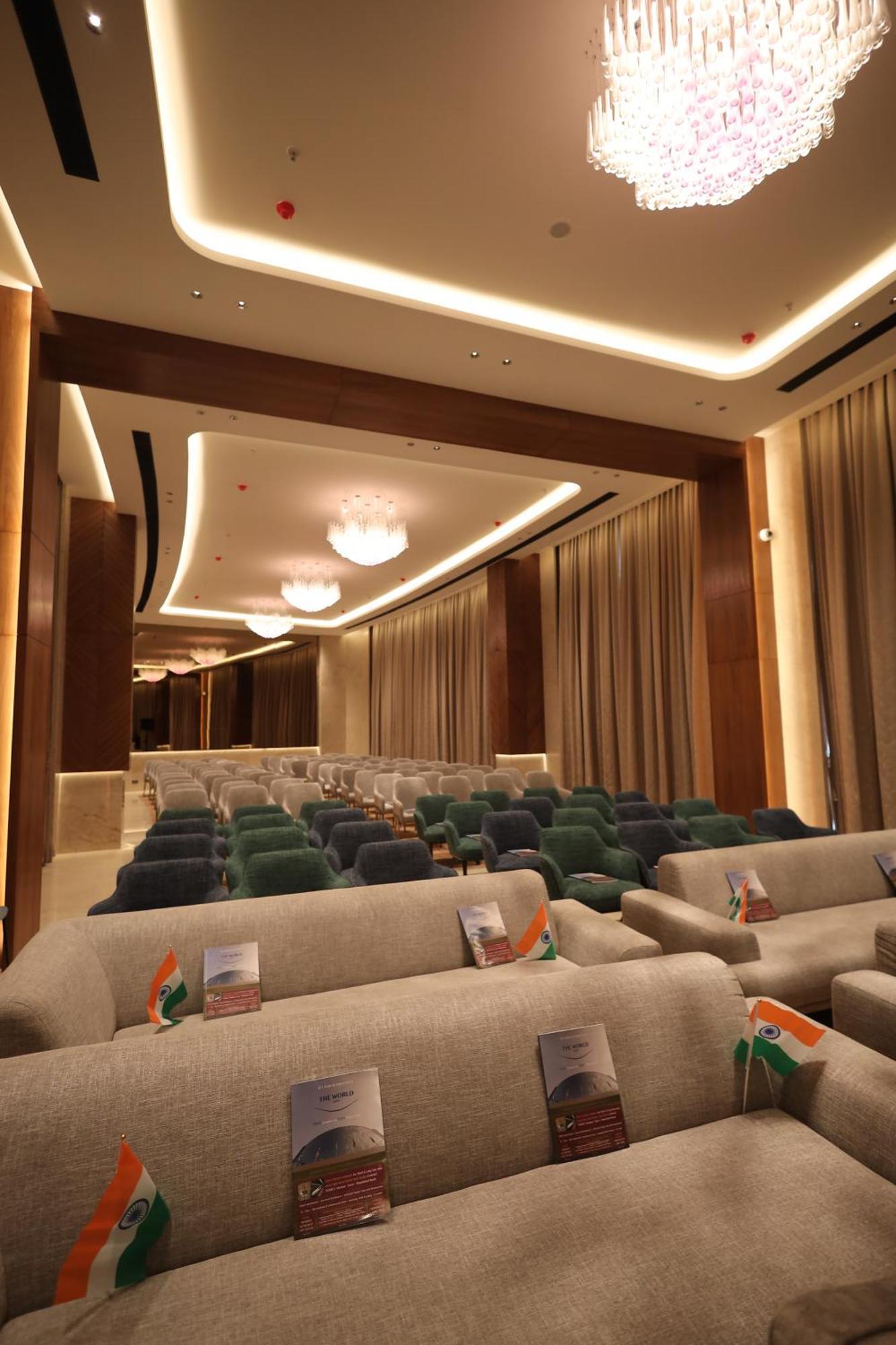 The World Surat Hotel Bagian luar foto