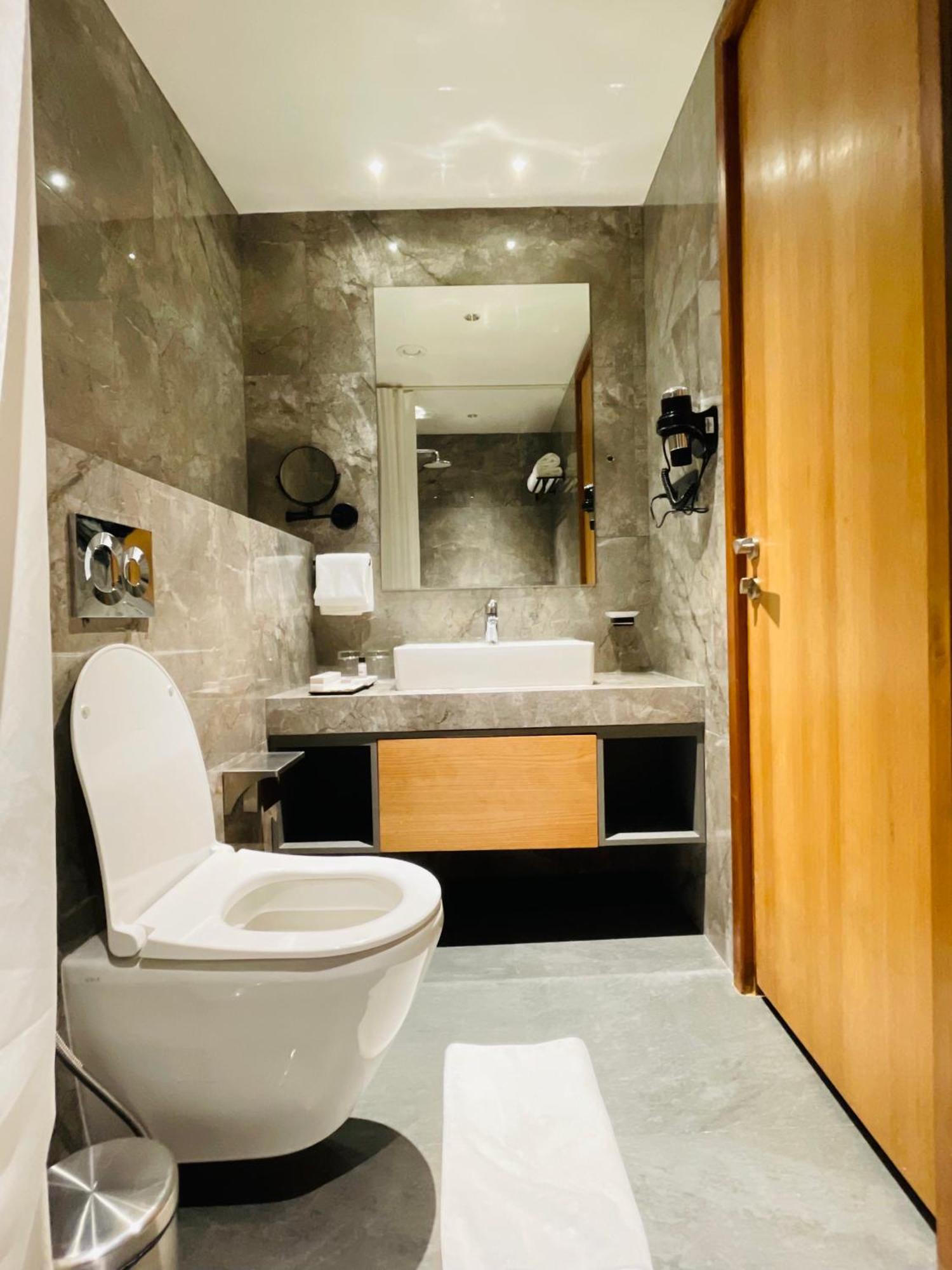 The World Surat Hotel Bagian luar foto