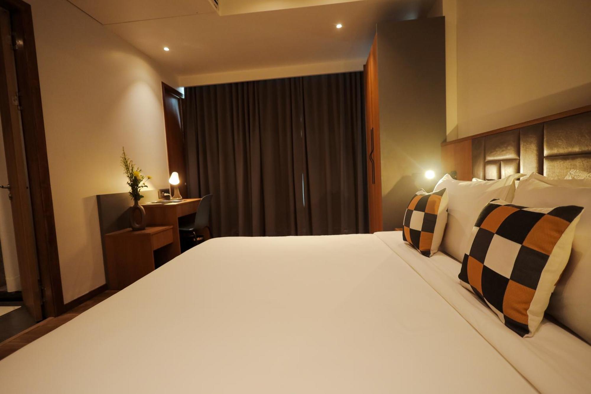 The World Surat Hotel Bagian luar foto