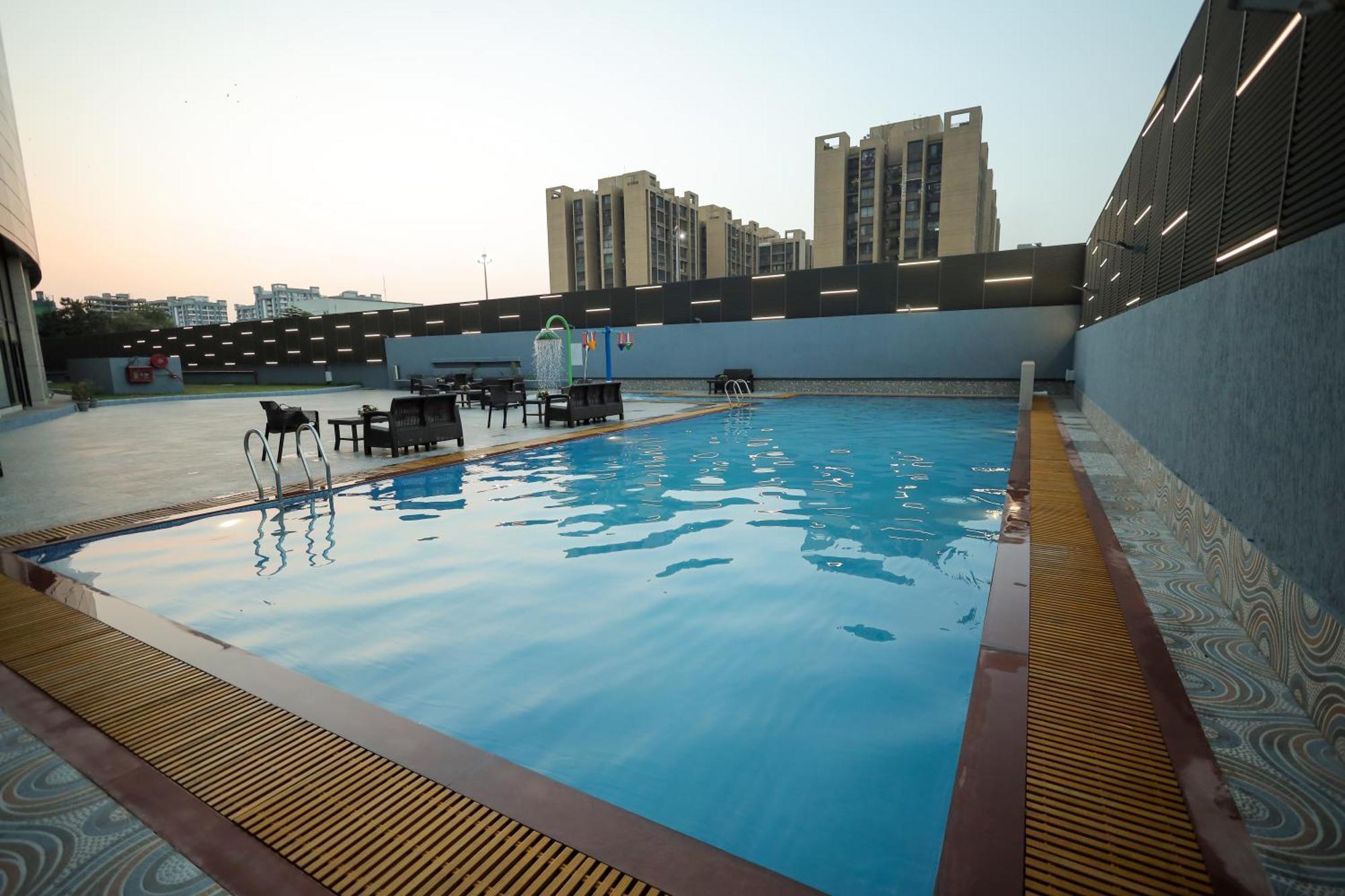 The World Surat Hotel Bagian luar foto